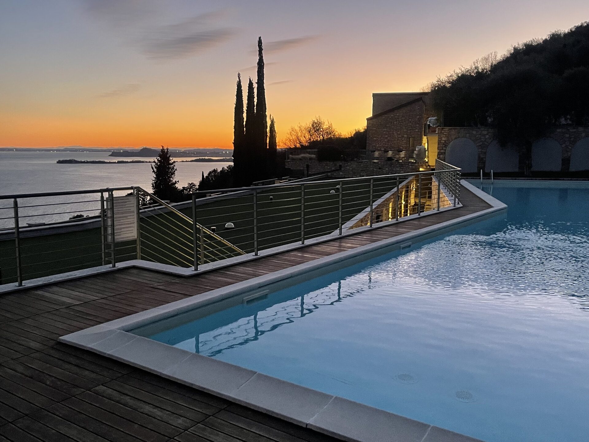 Pool im Sonnenuntergang mit Blick über den Gardasee
