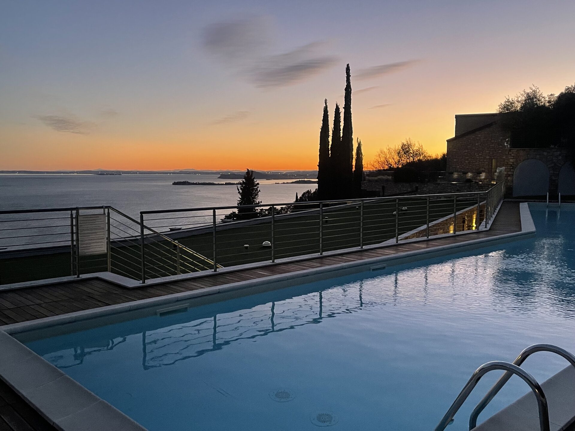 Pool im Sonnenuntergang mit Blick über den Gardasee