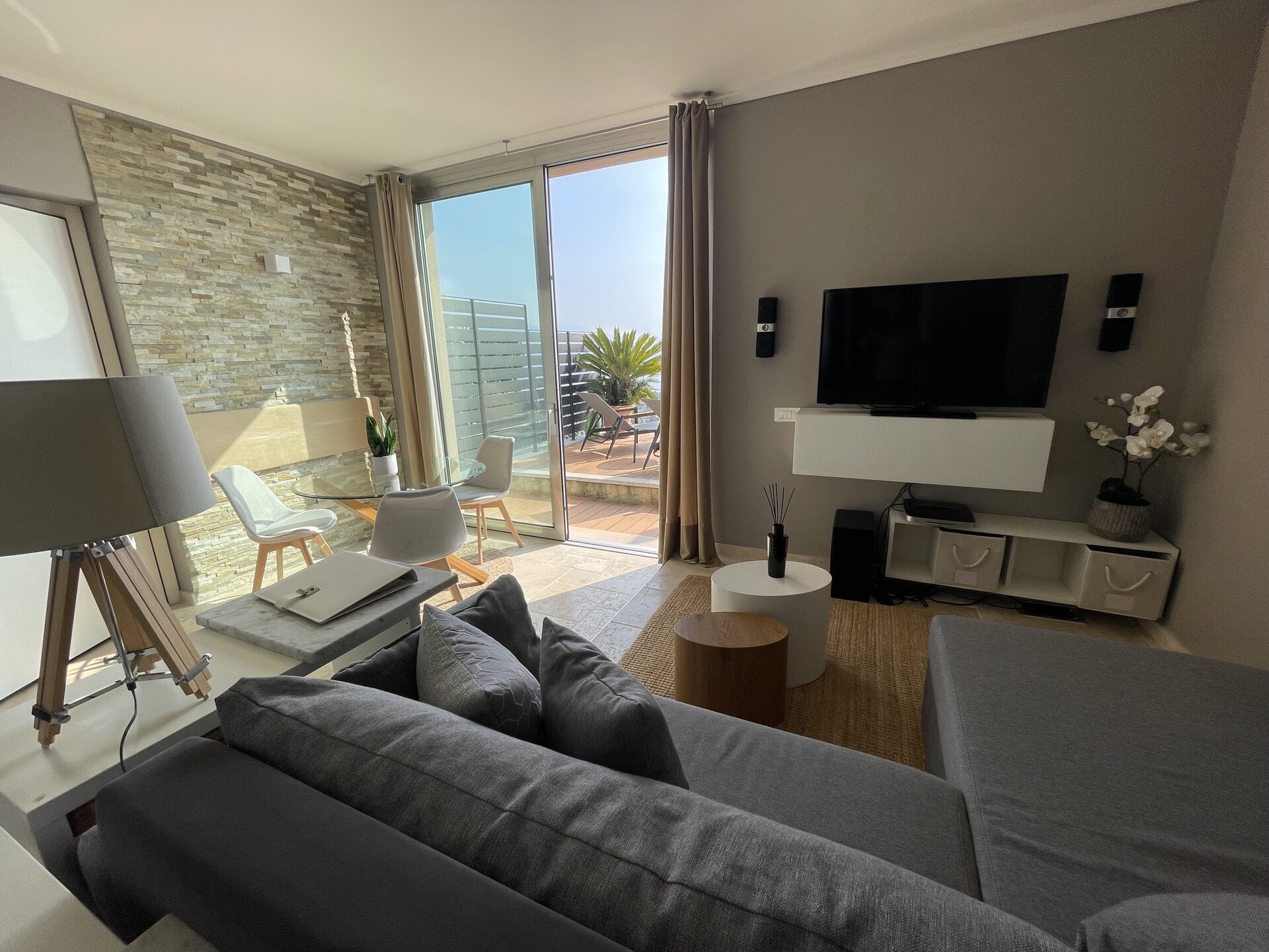 Wohnbereich mit Blick zur Terrasse