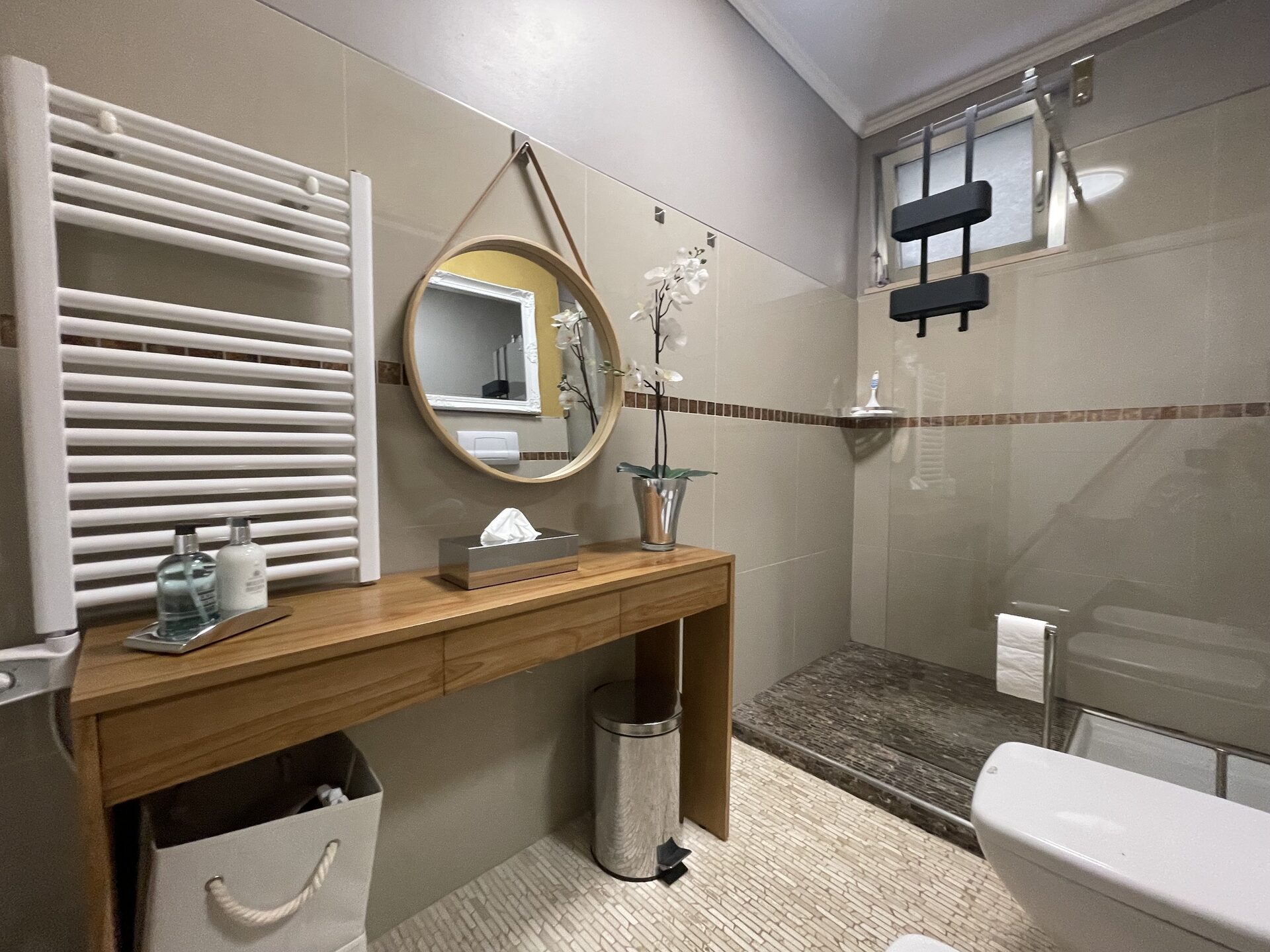 Modernes Bad mit Walk-In-Dusche