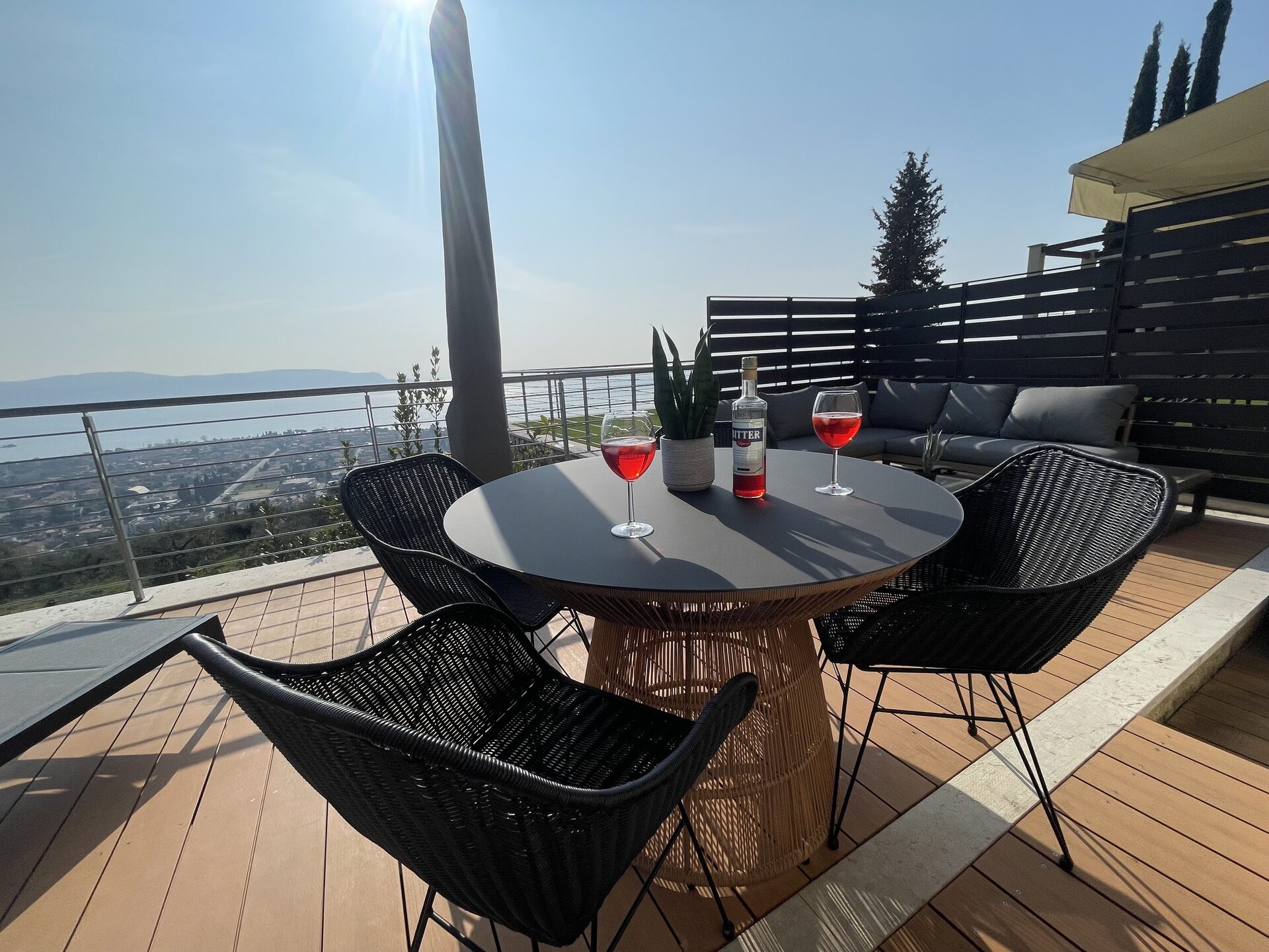 Maderno II · Private Terrasse mit Sitzgruppe und Seeblick