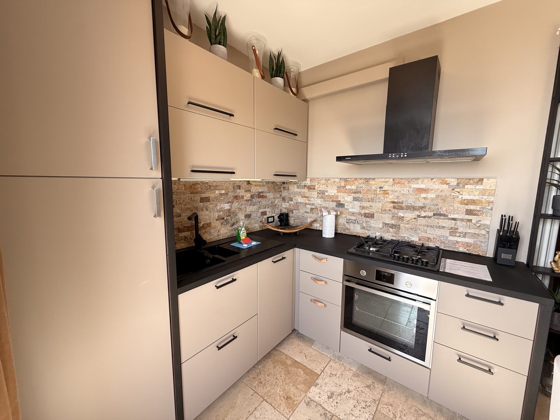 Küche mit Stein-Backsplash