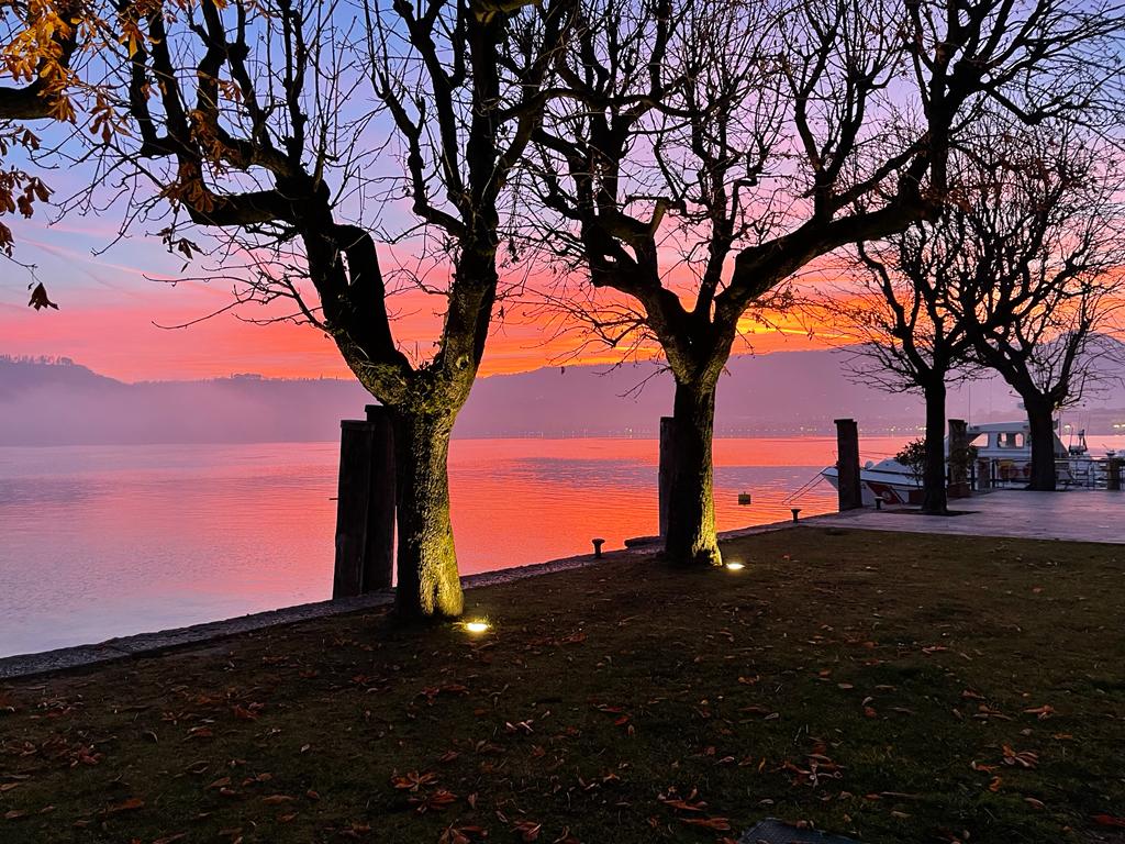 Sonnenuntergang am Steg über dem Gardasee-Westufer an einem Juli-Abend
