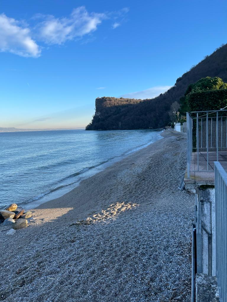 Strand Spiaggia della Punta am Westufer Gardasee im Sommer